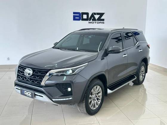 TOYOTA HILUX SW4 2.8 D-4D TURBO DIESEL SRX 7L 4X4 AUTOMÁTICO
